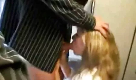 Heiße Brünette lutscht einen Schwanz und bekommt ihr Gesicht nach dem Entbeinen muter son porn aufgespritzt