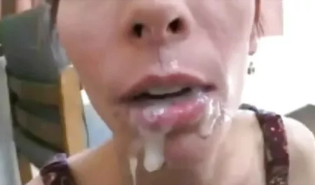 Die vollbusige Mutter Emma Starr lutscht und fickt zwei mutti sex gratis Schwänze zu dritt