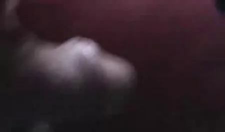 Zwei geile Schlampen essen Muschi mutter und son porn und benutzen Strap-On am Pool