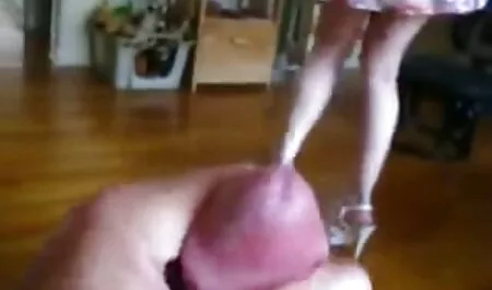 Junges bdsm brünettes Soldatmädchen wird im Kerker zurückgehalten und sex xxx mutter gefoltert