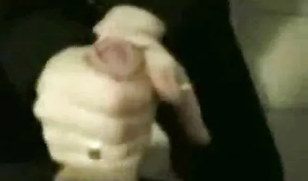 Sexy Schwanzlutschende Schlampe mutter und sohn pornofilme reitet Schwanz auf dem gestreiften Sofa