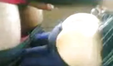 Brünette Schlampe fickt ihre MILF Freundin mit sohn fickt besoffene mutter einem Strap-On
