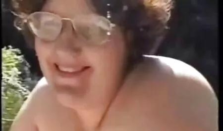 Lesben spielen und lecken Muschi mutti son sex und Arsch auf der Couch