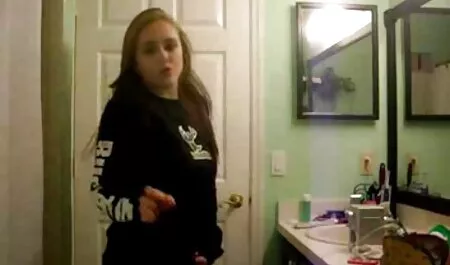 allie zeigt ihre kahle muschi und spielt mit einem sex mutter und son schwarzen dildo