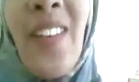 Tara Young leckt eine mutti porno filme andere hübsche Blondine
