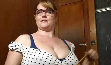 GROSSER TITJOB MIT EINEM KLEINEN mom und sohn tube SAUG