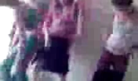 Teen Babe muter son porn rockt oben ohne mit Kopfhörern und versauten Stiefeln
